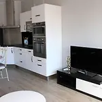 Daire Agreable T2 Avec Loggia Proche Commerces Et - 4alb24