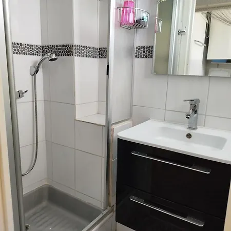 Apartment Agreable T2 Avec Loggia Proche Commerces Et - 4alb24 *